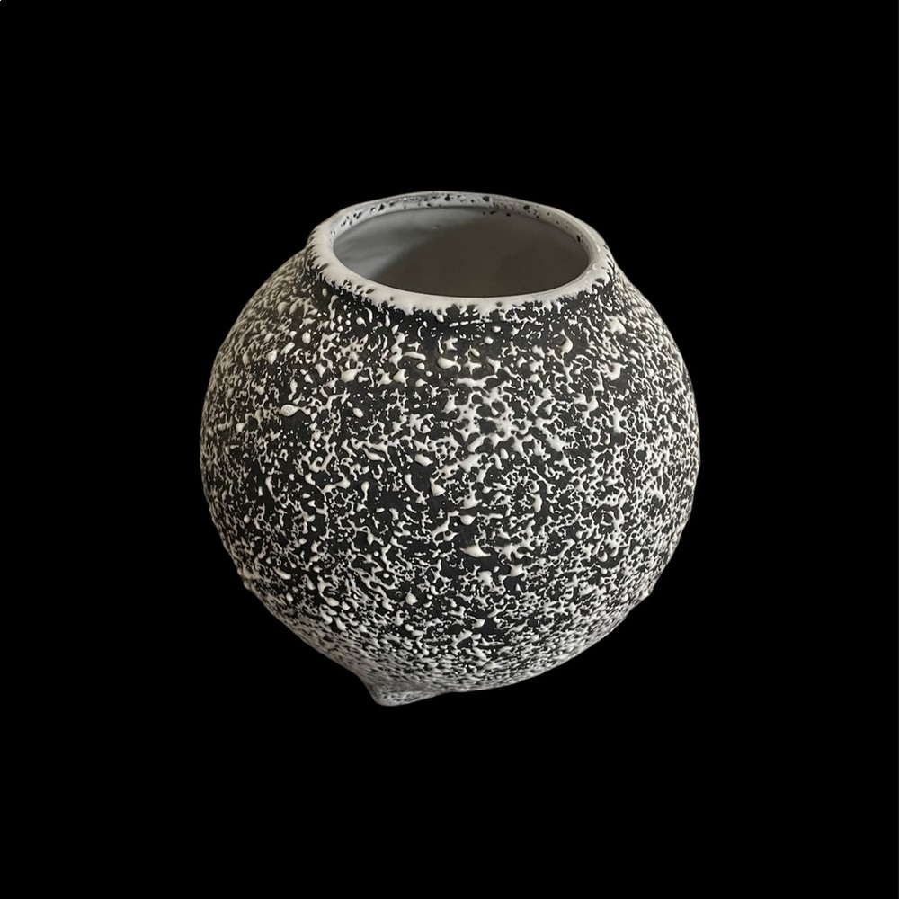 Vintage Shawnee Kenwood Pottery 2100 USA White Lava Glaze Over Black Vase